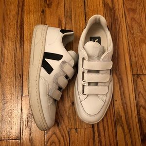 Veja v lock in good condition